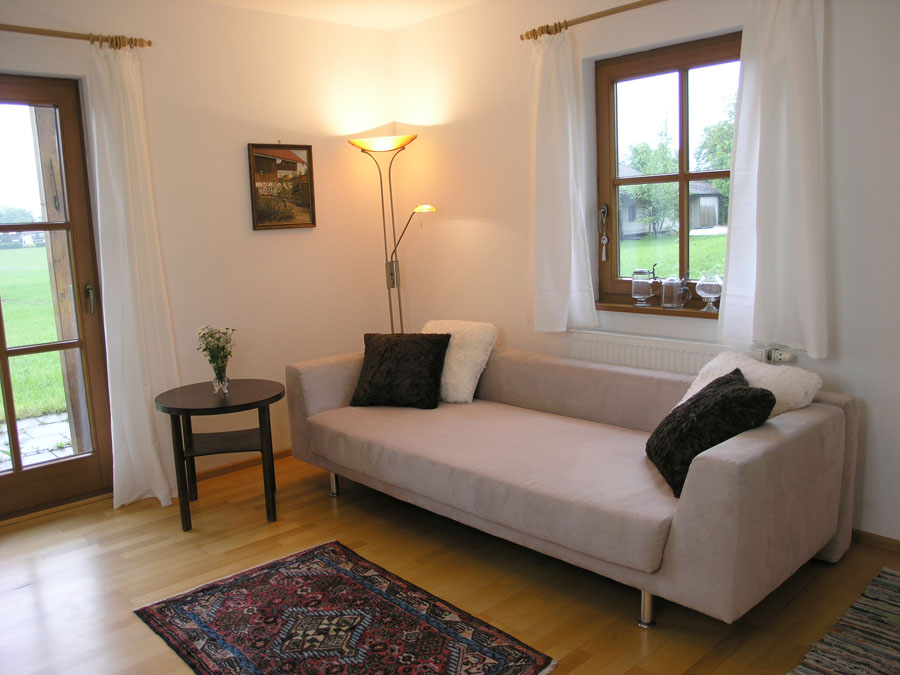 Ferienwohnung anderl am chiemsee Schlafzimmer und wohnzimmer in einem