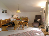 Der großzügige Wohnbereich mit Zugang zum Ostbalkon